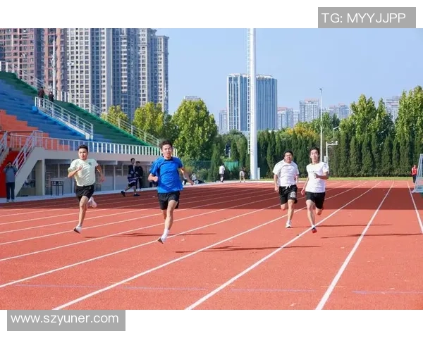 西装球星闪耀绿茵场，足球场上演绅士风采与竞技激情融合